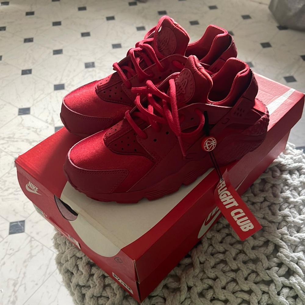 Woman’s Nike air huarache.